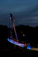 Fußgängerbrücke in blauem Licht