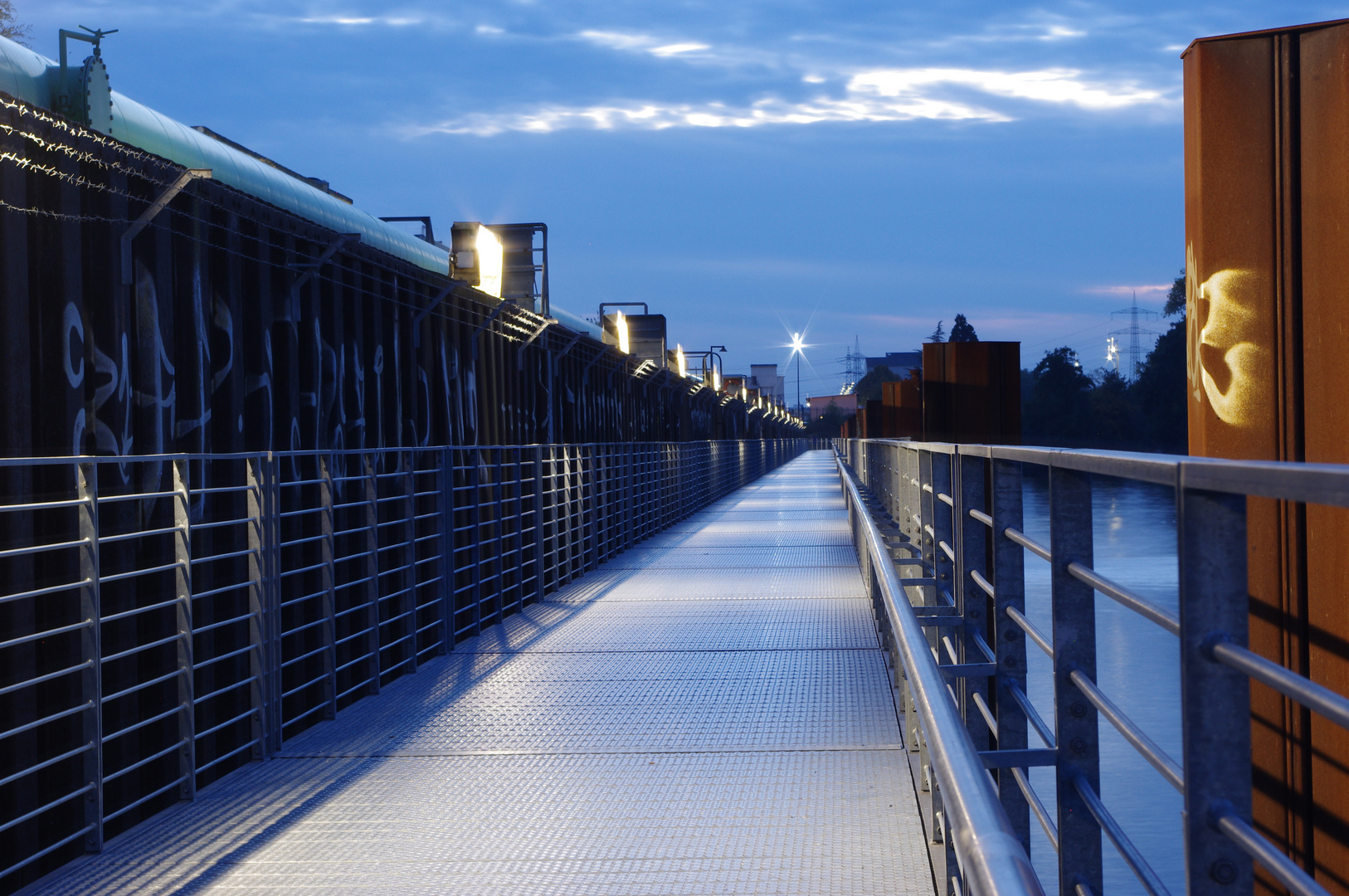 Fußgängerbrücke Opelwerk Rüsselsheim