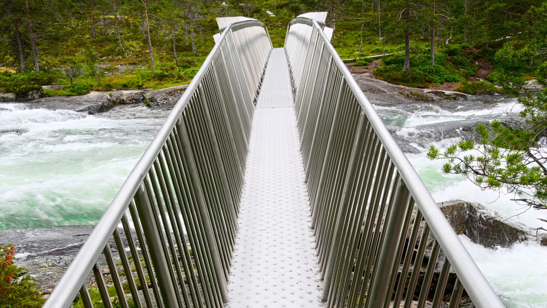 Fußgängerbrücke über den Likholefossen