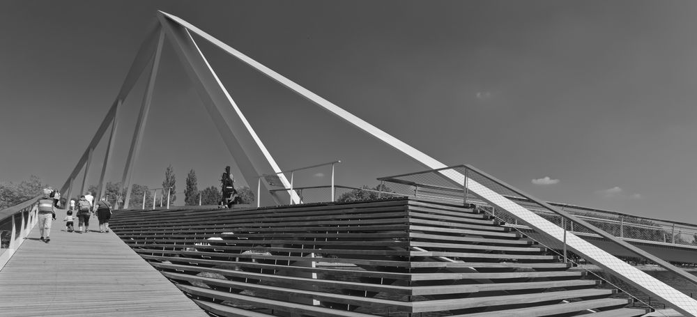 "Fussgängerbrücke über die Maas"