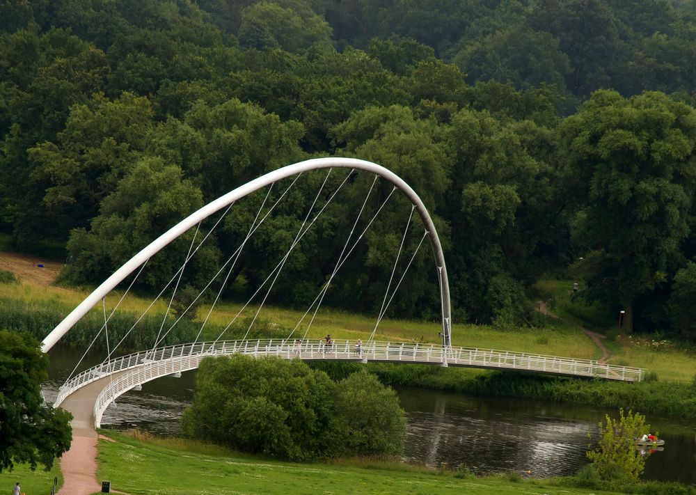 Fußgängerbrücke über die Mulde zum Tiergarten