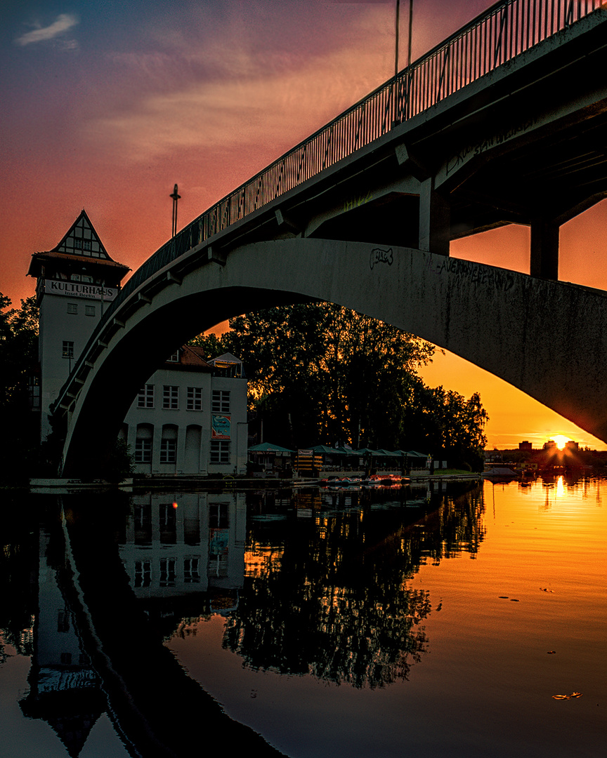 Fußgängerbrücke zur Insel der Jugend zum Sonnenaufgang