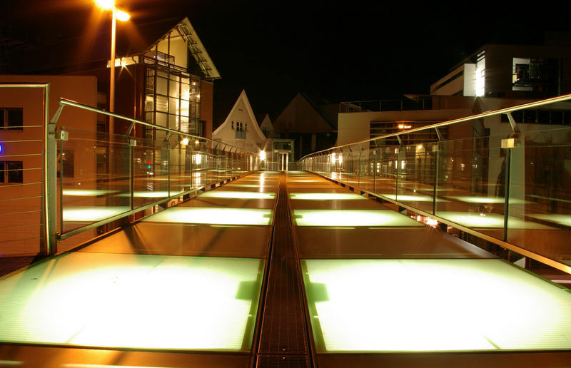 Fußgängersteg bei Nacht in Reutlingen