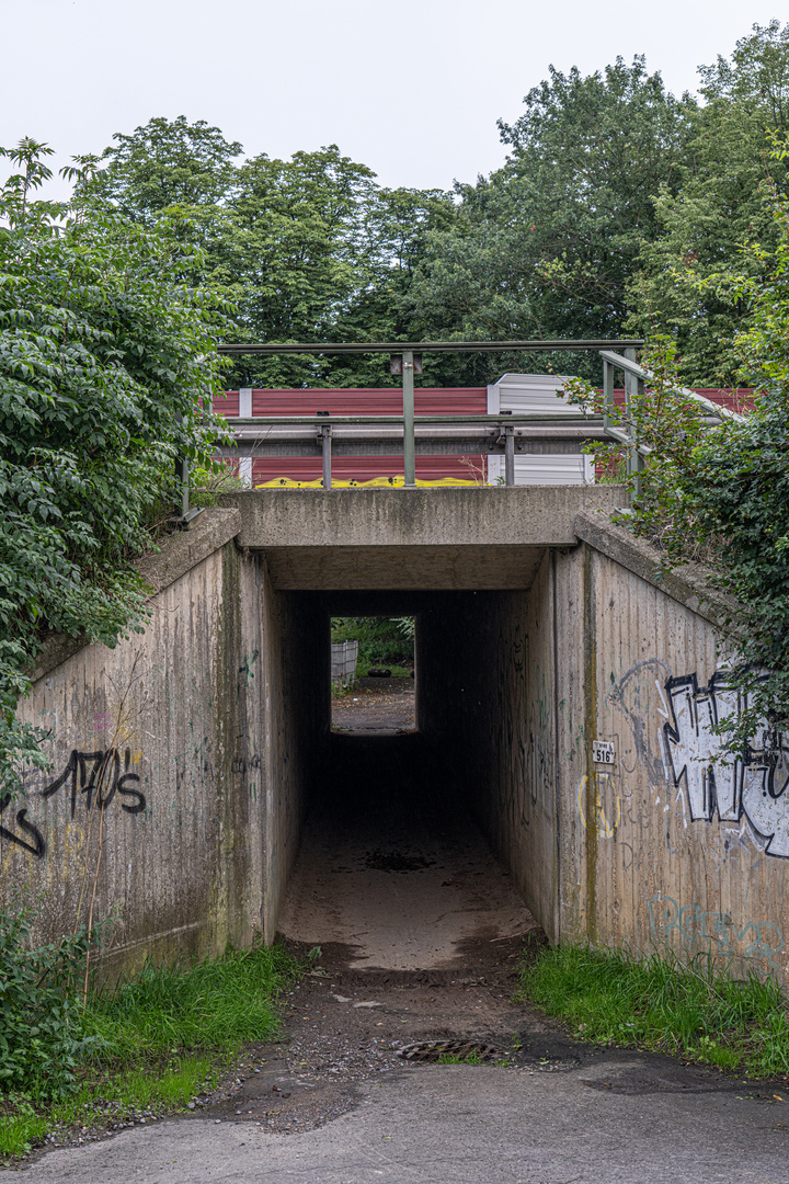 Fußgängertunnel mit Durchblick, Muttern und Zahlen