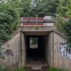 Fußgängertunnel mit Durchblick, Muttern und Zahlen