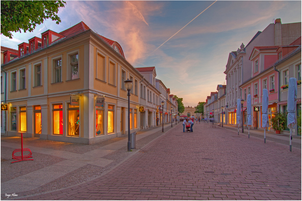 Fussgängerzone in Potsdam mit Blick auf das Brandenburger Tor