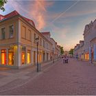 Fussgängerzone in Potsdam mit Blick auf das Brandenburger Tor