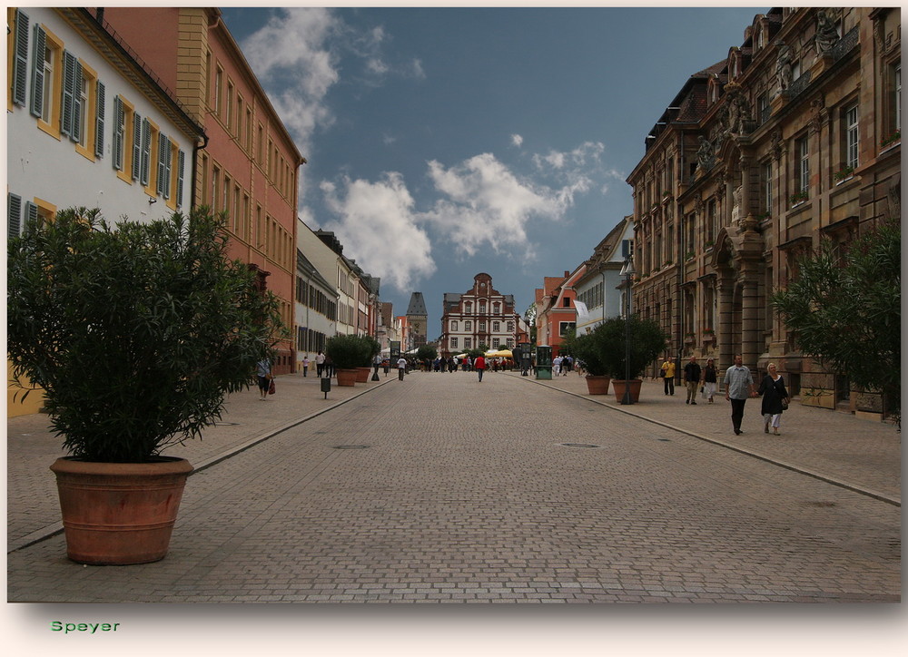 Fußgängerzone in Speyer mit Blick auf den Altpörtel (Turm)