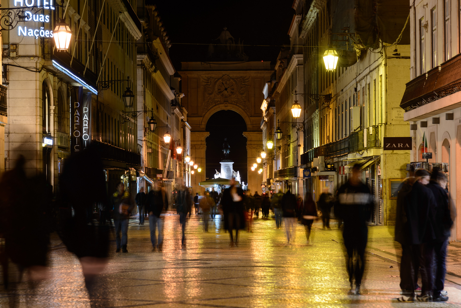 Fußgängerzone Lissabon bei Nacht