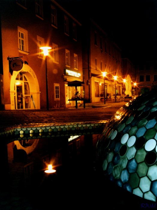 Fußgängerzone mit Porzellanbrunnen/Spiegelung