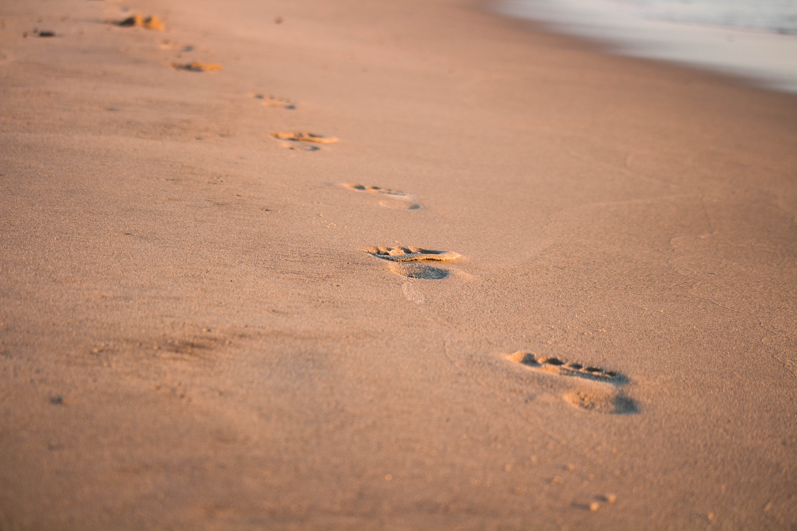 Fußstapfen im Sand 