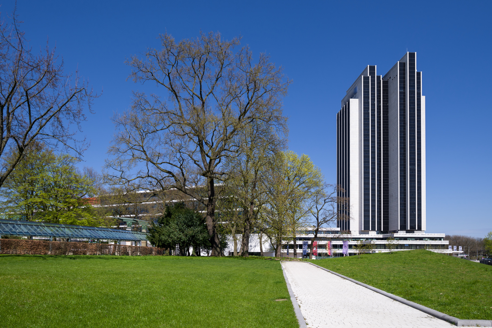 Fussweg vor Planten un Blomen