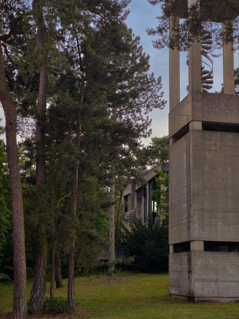 Futuristische Kirche im Wald 