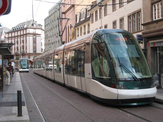 Futuristische Strassenbahn in Strassburg