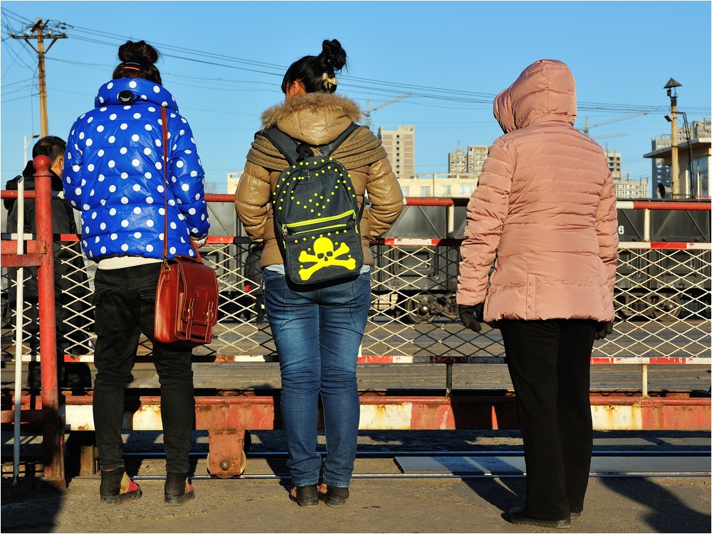 Fuxin 2013 - Begegnungen am Bahnübergang II