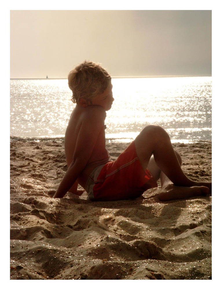 Fynn am Strand in Egmond / NL