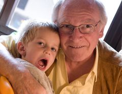 Fynn mit Opa (Familienalbumknipserei)