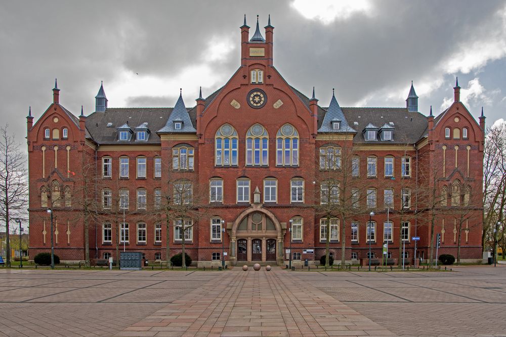 G 17 - Lessingschule von 1906 am zentralen  Ernst-Reuter-Platz.