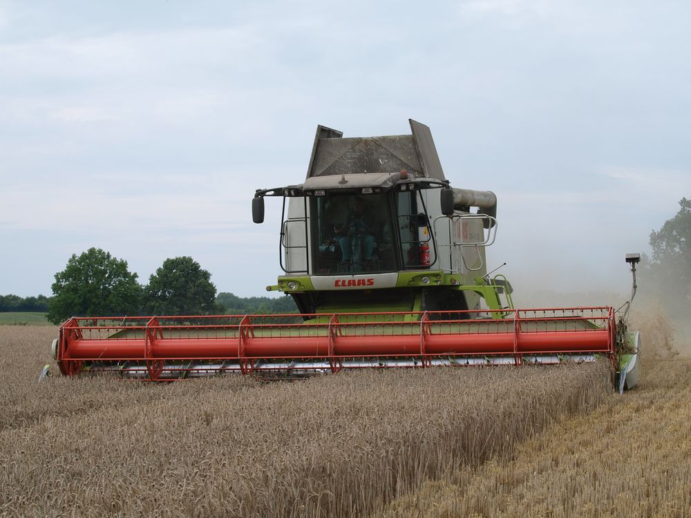 g a a a n z schön breit dieser CLAAS LEXION .....