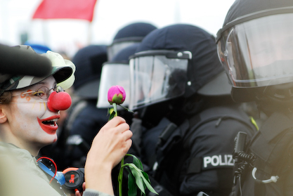 G8 Tage in Rostock. 2.06.2007 "Blumen fur Polizei"