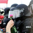 G8 Tage in Rostock. 2.06.2007 "Blumen fur Polizei"