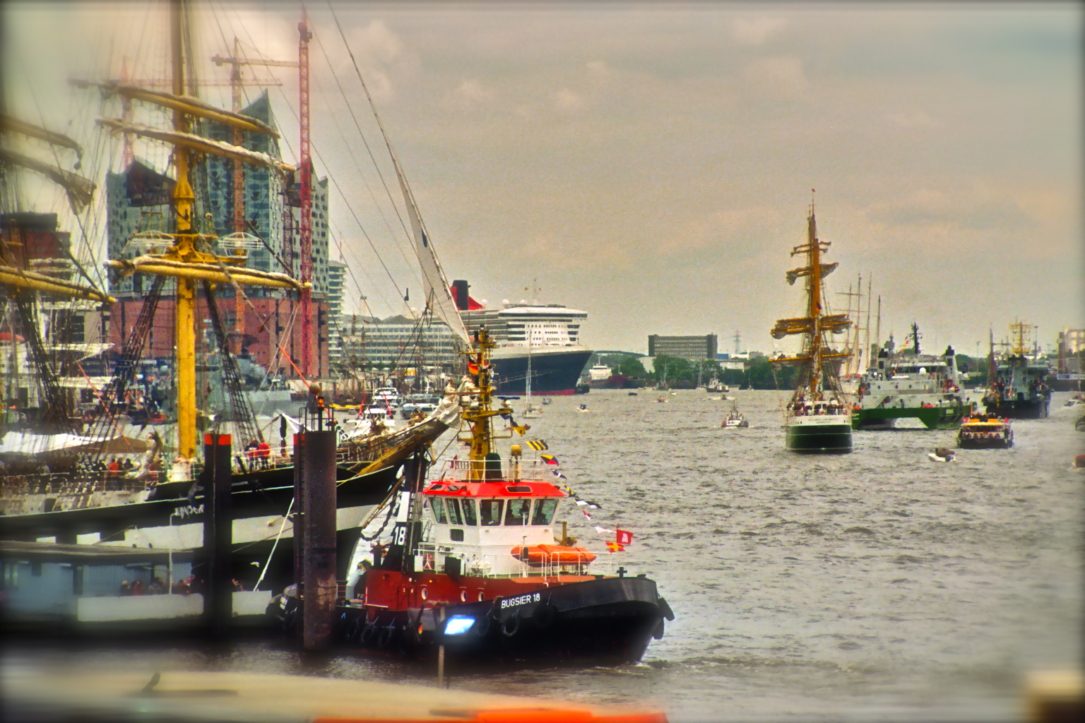 Gaaanz bescheiden im Hintergrund...Queen Mary II