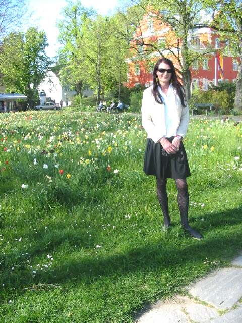 Gabriele Kleid auf der Blumenwiese