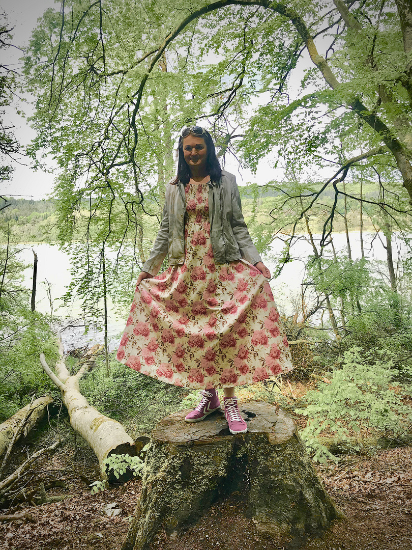 Gabriele Kleid im Blumenkleid in der Natur 