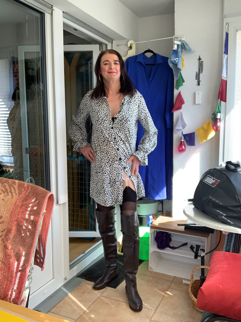 Gabriele Kleid-Minikleid und Stiefel