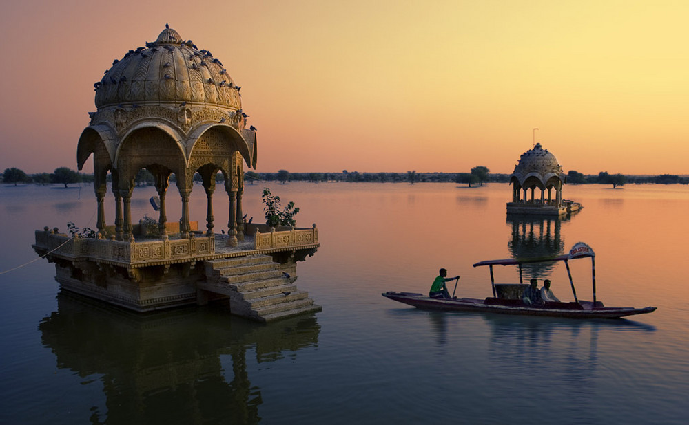 Gadsisar See, Indien Rajasthan von pixelmuse 