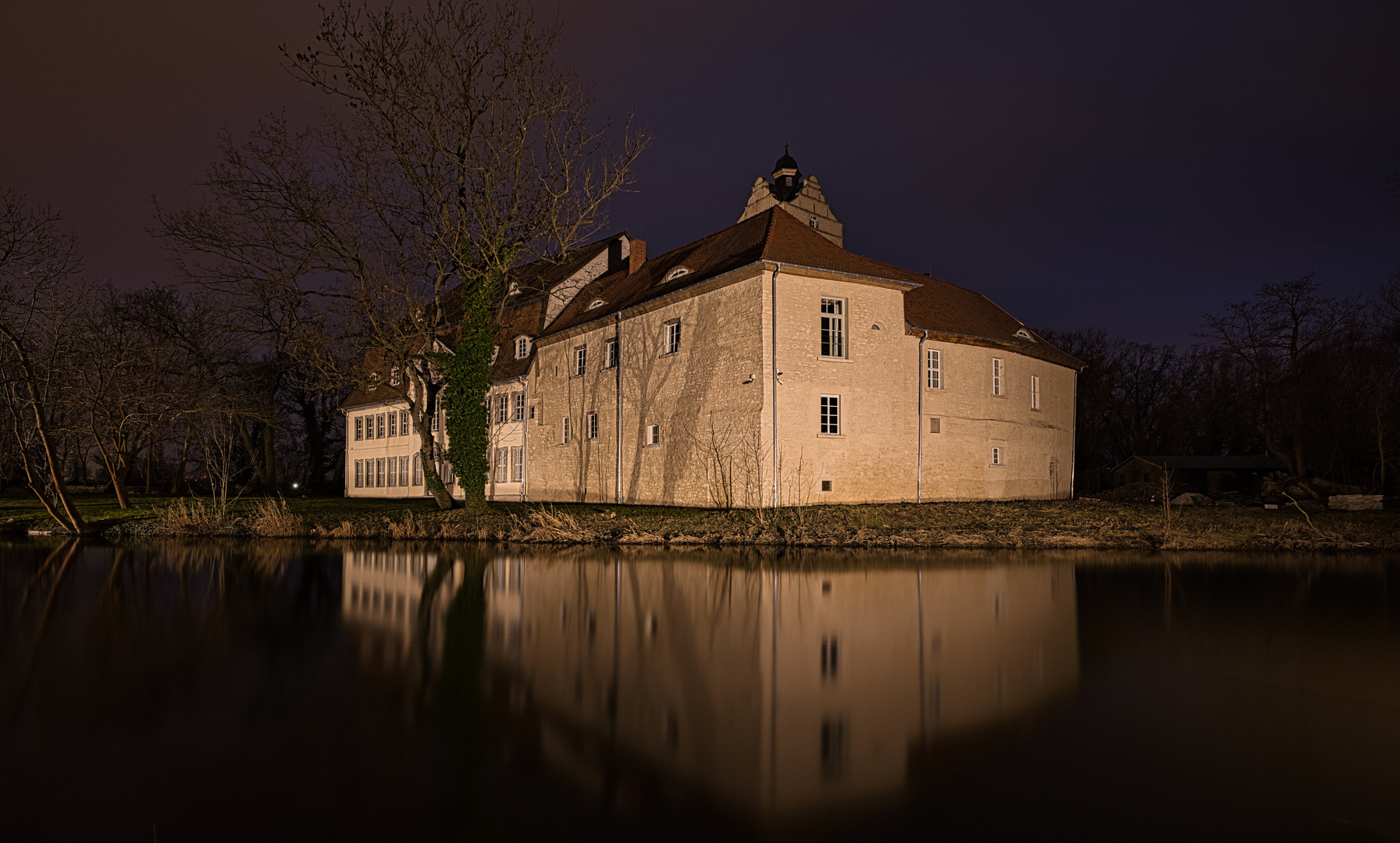 Gänsefurther Schloss an der Bode im Nachtlicht