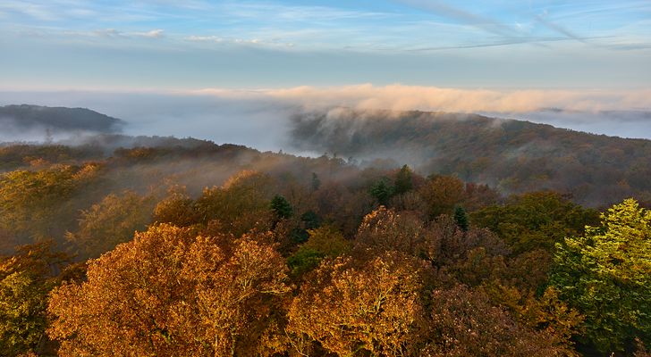 Gänsehautfeeling beim Sonnenaufgang, der Schattenwurf im rechten Bilddrittel zwischen den 2...