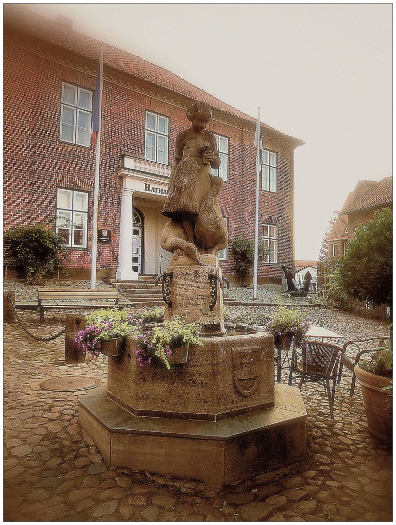 Gänseliesel-Brunnen vor dem Rathaus