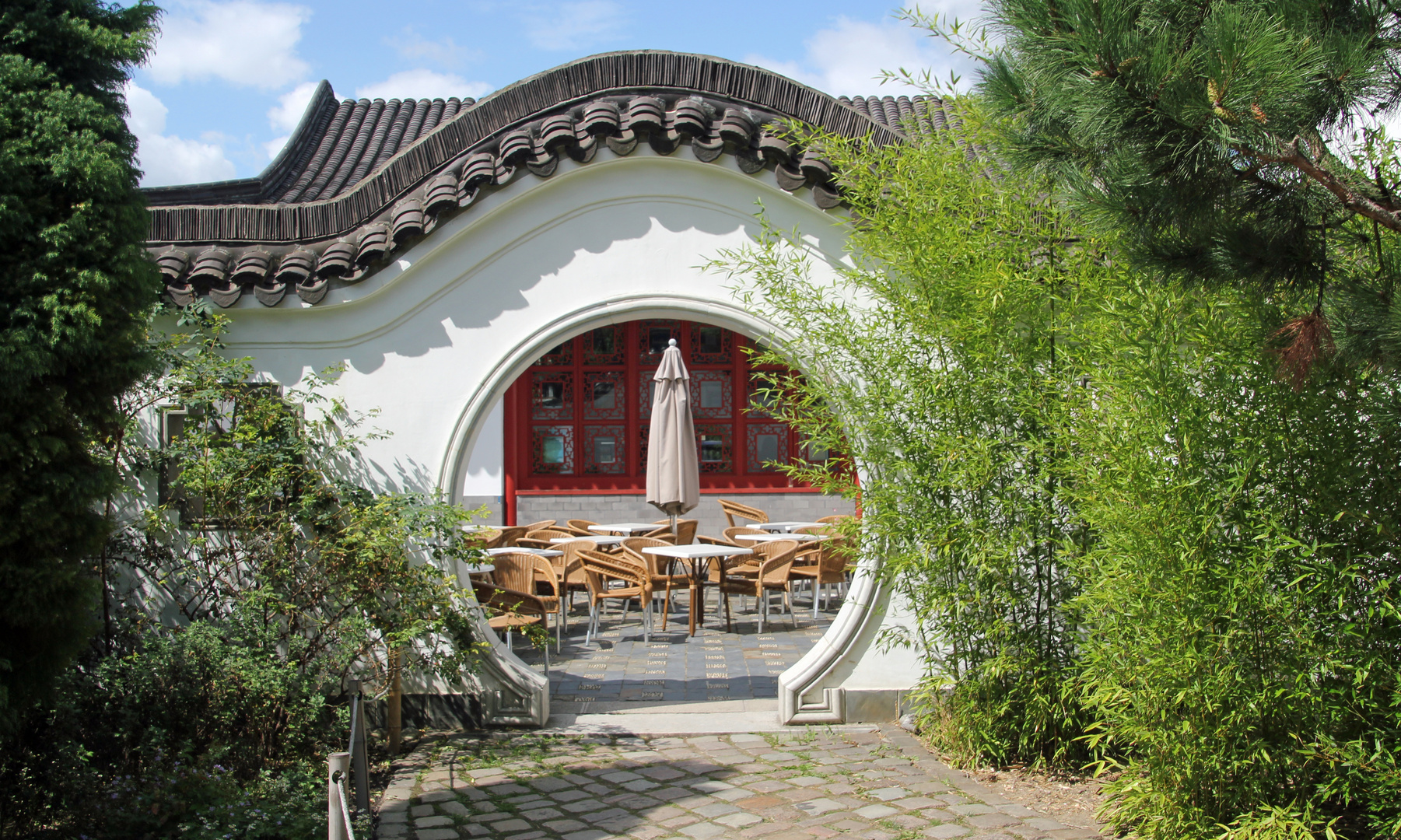 Gärten der Welt in Berlin Mondtor im chinesischen Garten Foto & Bild