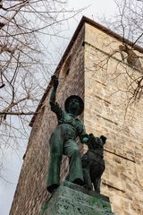 Gärtnerjunge und ein Hund auf dem Schachtbrunnen