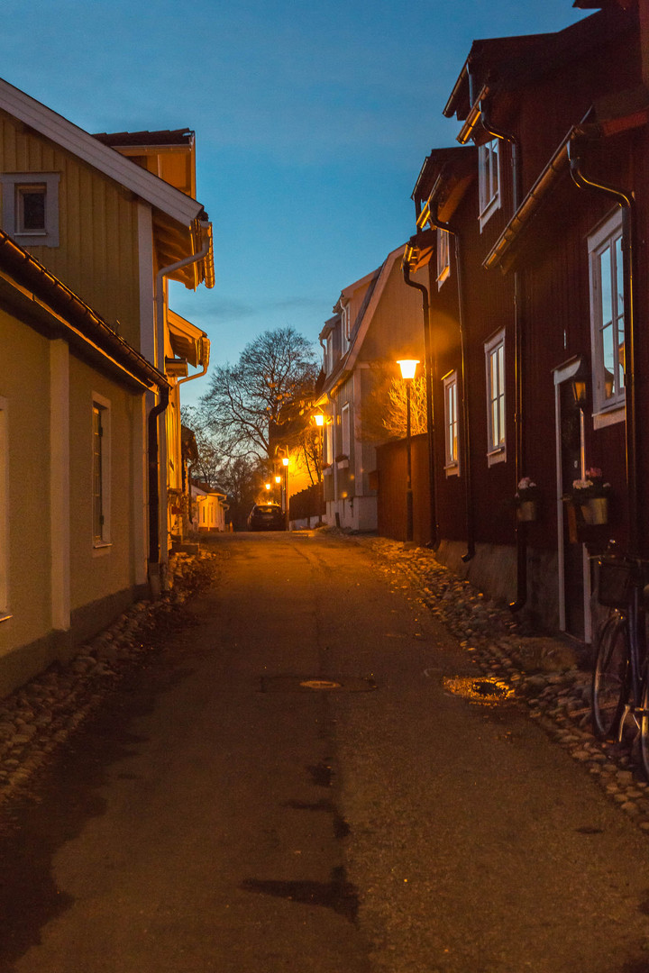 Gässchen in Strängnäs SE am späten Nachmittag