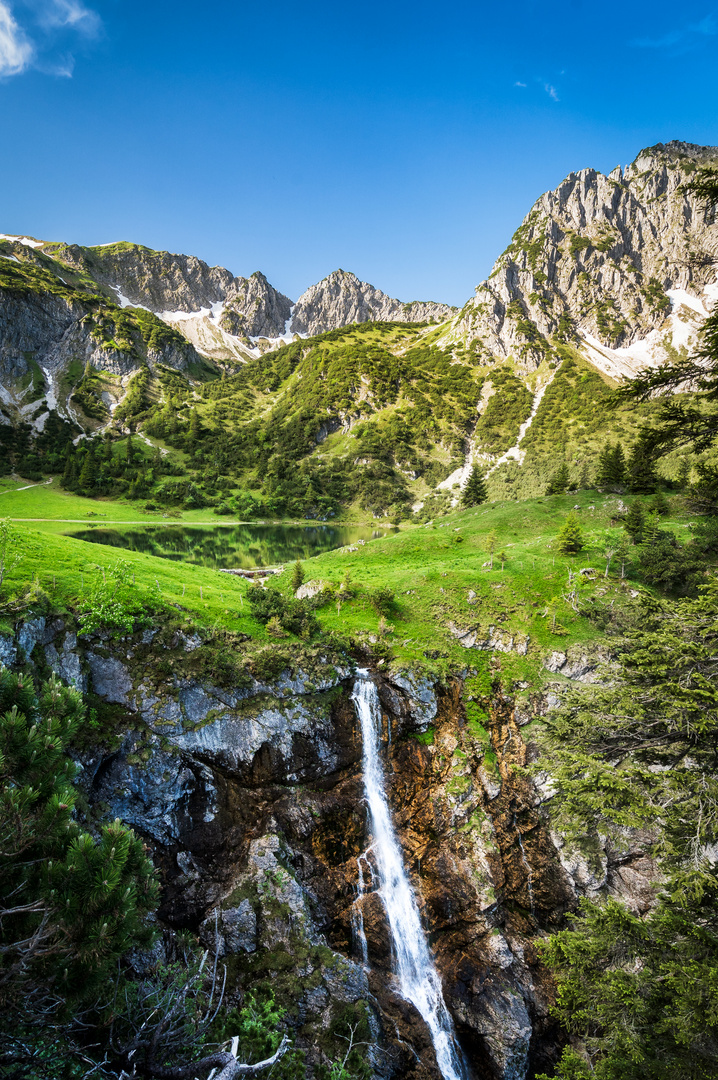 Gaisalpsee mit Wasserfall und Berg Rubihorn
