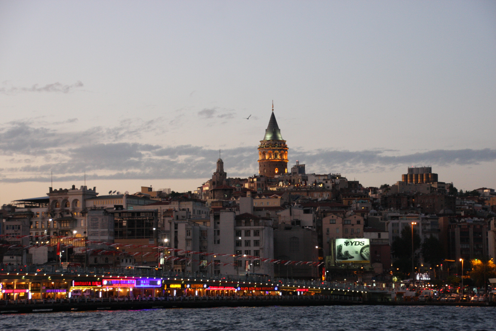 Galata Brücke mit Blick auf Galata Turm