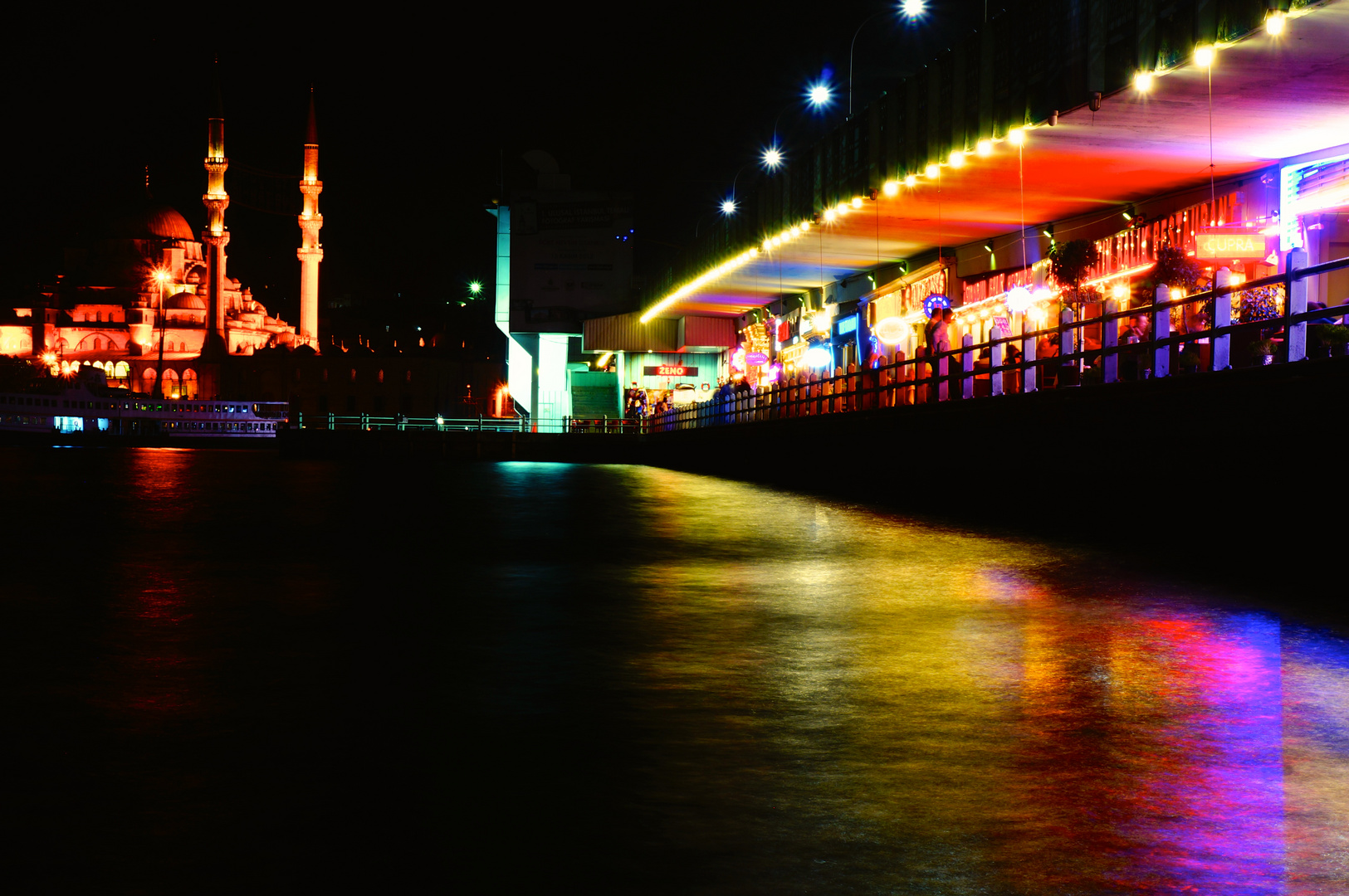 Galata Köprüsü - Knallbunte Shishabar trifft auf traditionelle Moschee