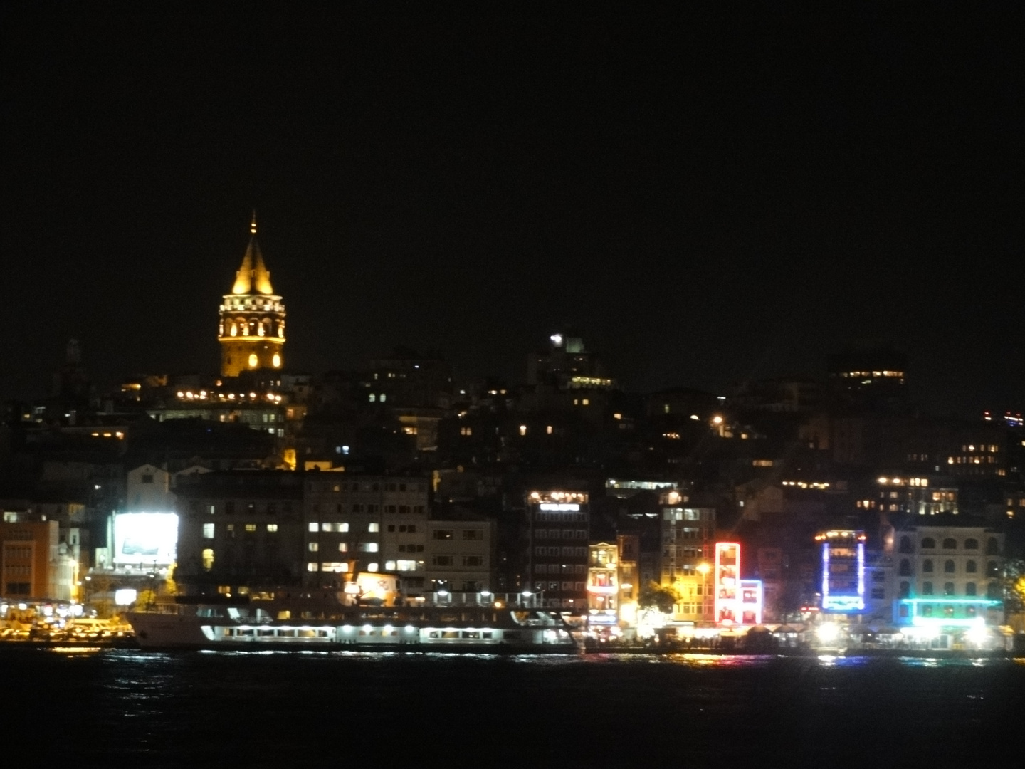 Galata Turm bei Nacht