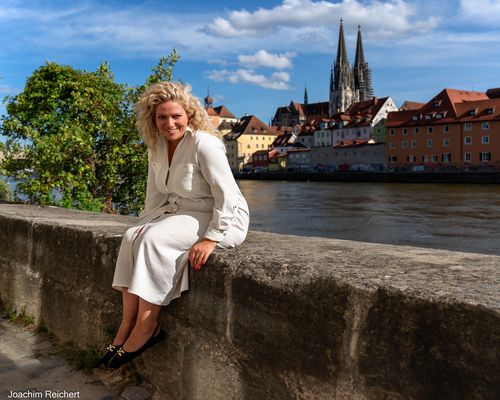 Galina am Ufer der Donau in Regensburg