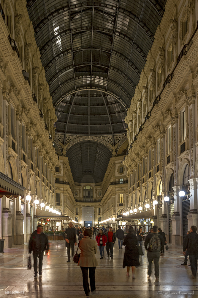 Galleria Vittorio Emanuele II ..