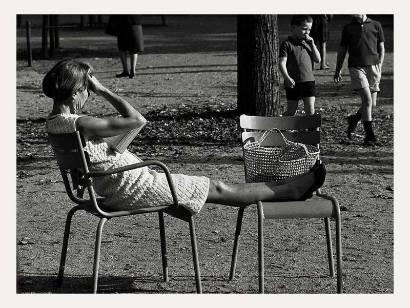 Gallimard lesen. Im Jardin du Luxembourg.