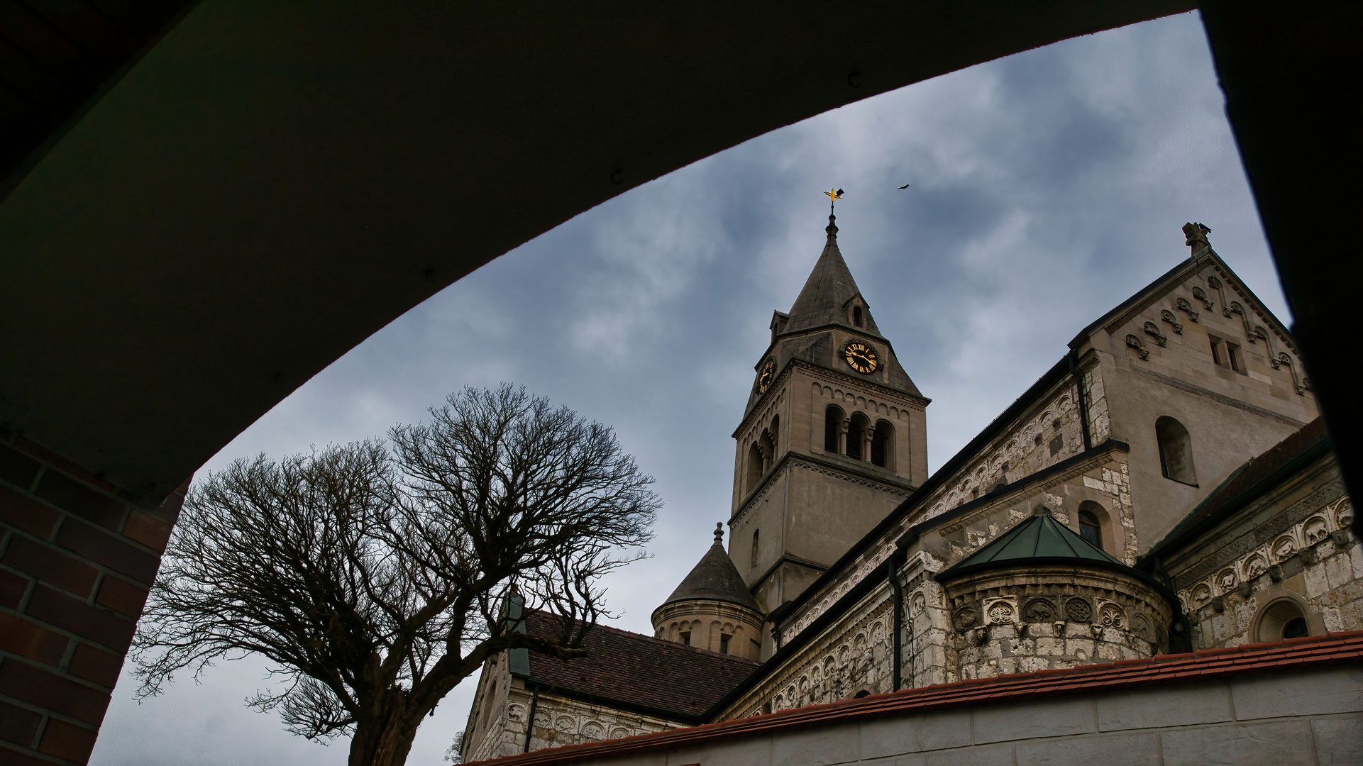 Galluskirche an der Brenz, wie sie sich auftürmt und ... 