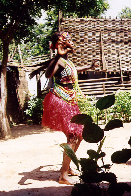 Gambische Tänzerin