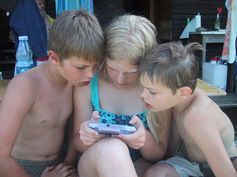 Gamegirl mit Gameboys von Cora Bethge