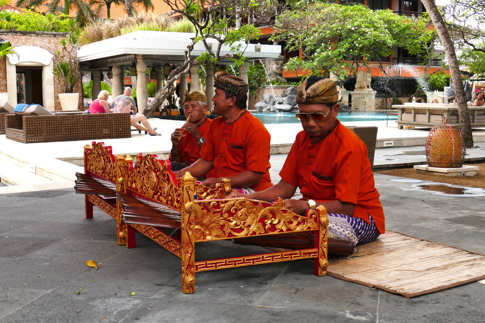 ...Gamelan Musik am Pool...