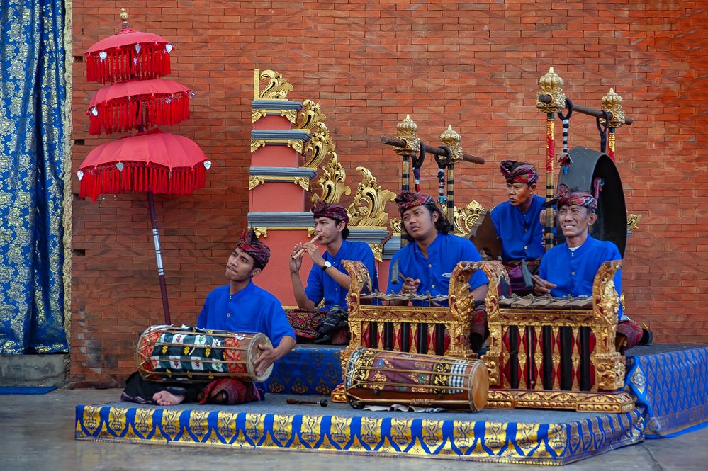 Gamelan orchestra for performance photo image fotos Gamelan orchestra for performance photo image fotos