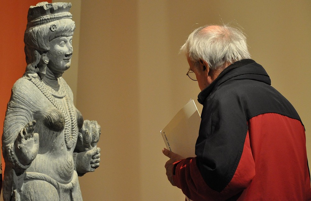 Gandhara - Museumsbesucher und Statue