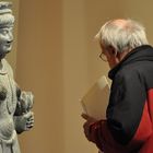 Gandhara - Museumsbesucher und Statue